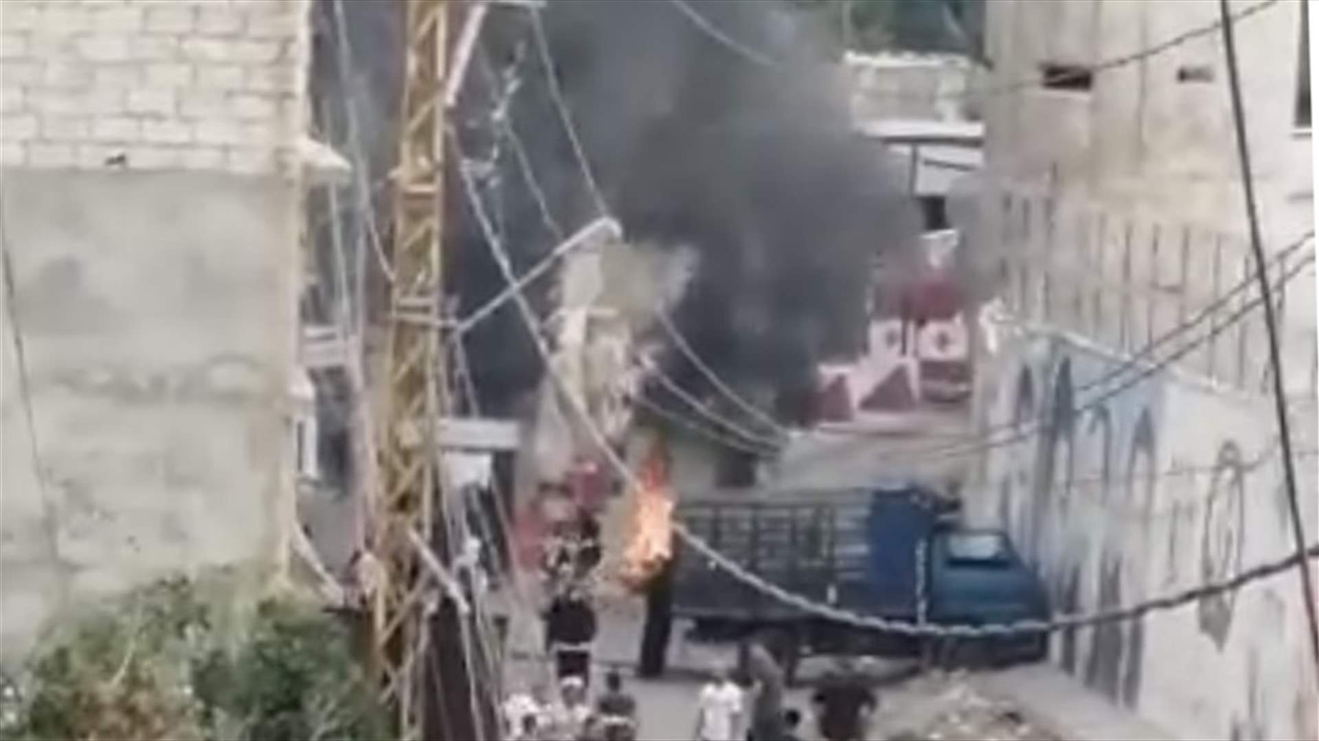 محتجون أغلقوا المدخل الجنوبي لمخيم عين الحلوة احتجاجا على مقتل فلسطيني أمس
