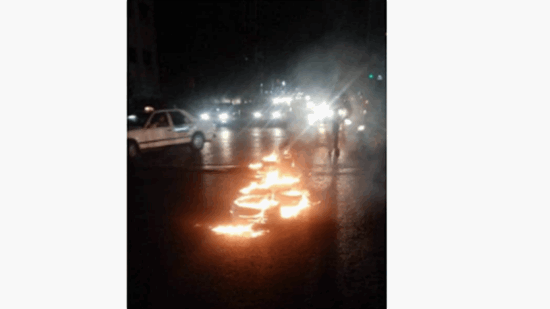محتجون يشعلون الإطارات في ساحة إيليا احتجاجًا على انقطاع الكهرباء والمياه عن مدينة صيدا (صورة)