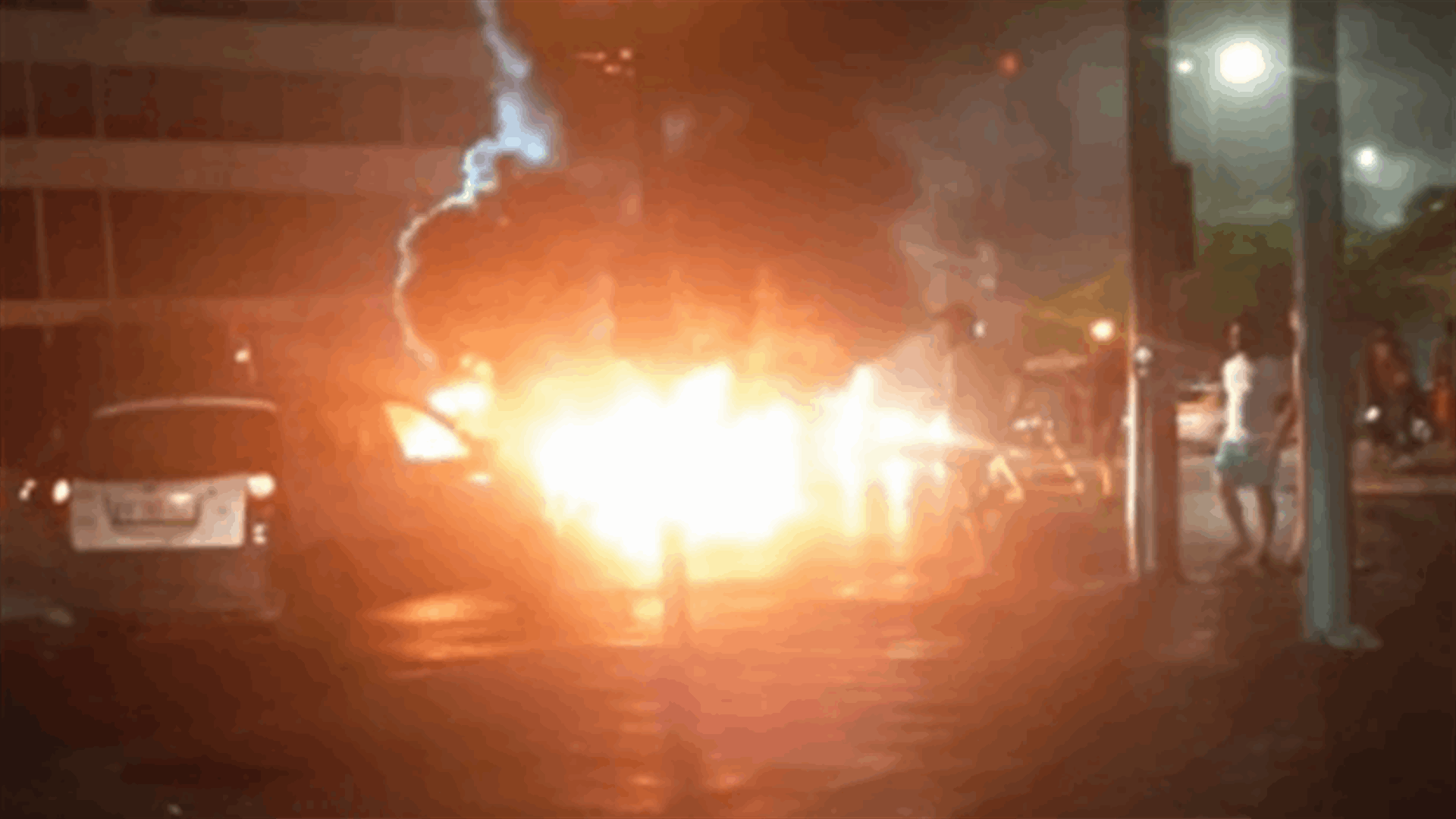 محتجون قطعوا الطريق عند تقاطع ايليا احتجاجًا على تردي الاوضاع المعيشية وانقطاع الكهرباء والمياه