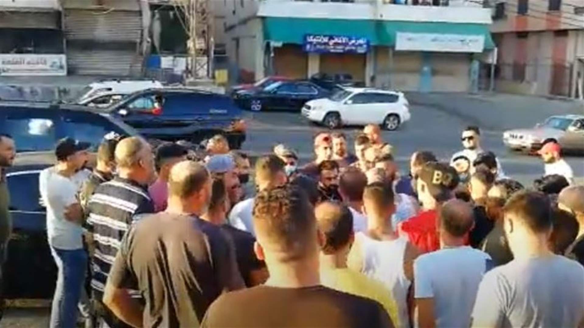 اشكال بين معتصمين وصاحب مولد كهربائي (فيديو)