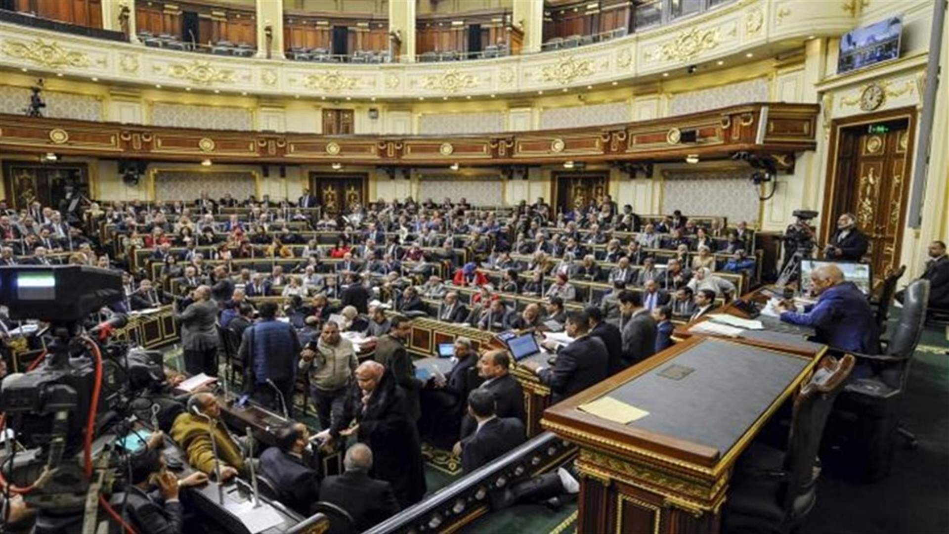 الضباط المتقاعدون في مصر ممنوعون من الترشح لأي منصب من دون موافقة مسبقة