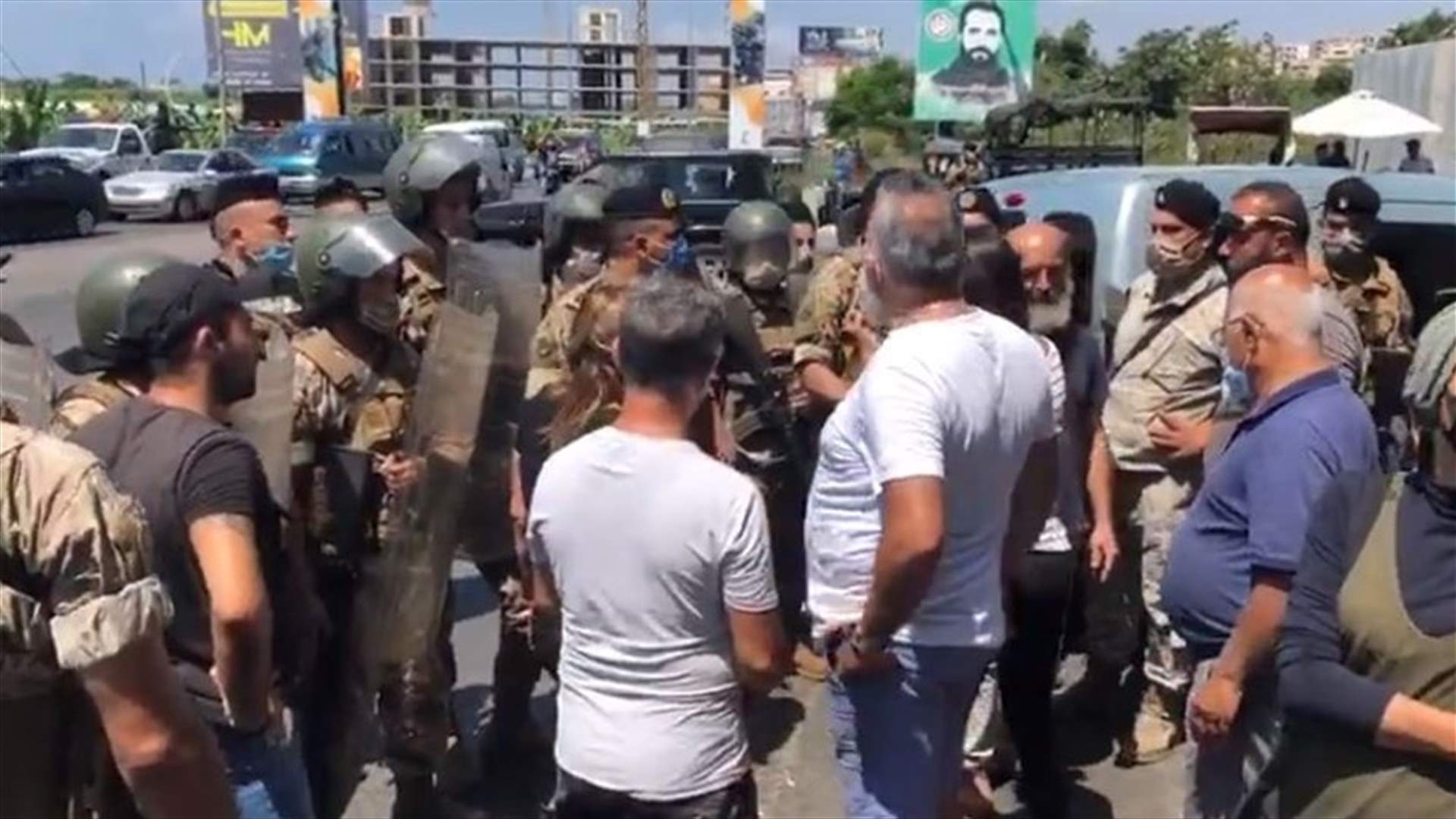 اعتصام وقطع طريق في ساحة العلم - صور... والجيش يعيد فتحها بعد اشكال محدود