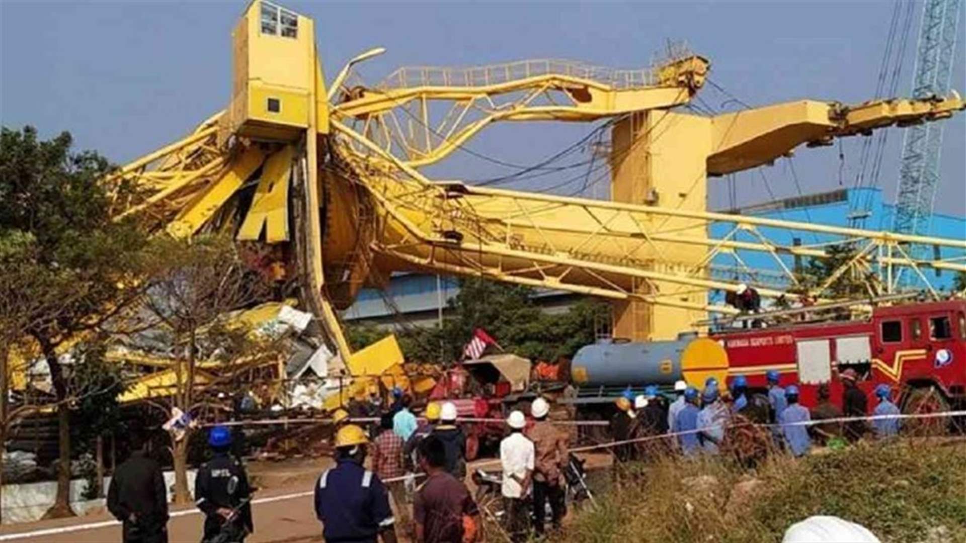 رافعة تدهس 10 أشخاص في حوض لبناء السفن بالهند