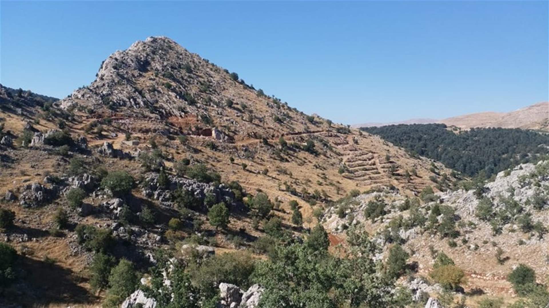 اللجنة البيئية في تنورين: تعرض المعالم الطبيعية في البلدة للتدمير... وهذا ما يحصل لجبل الريباز المشهور