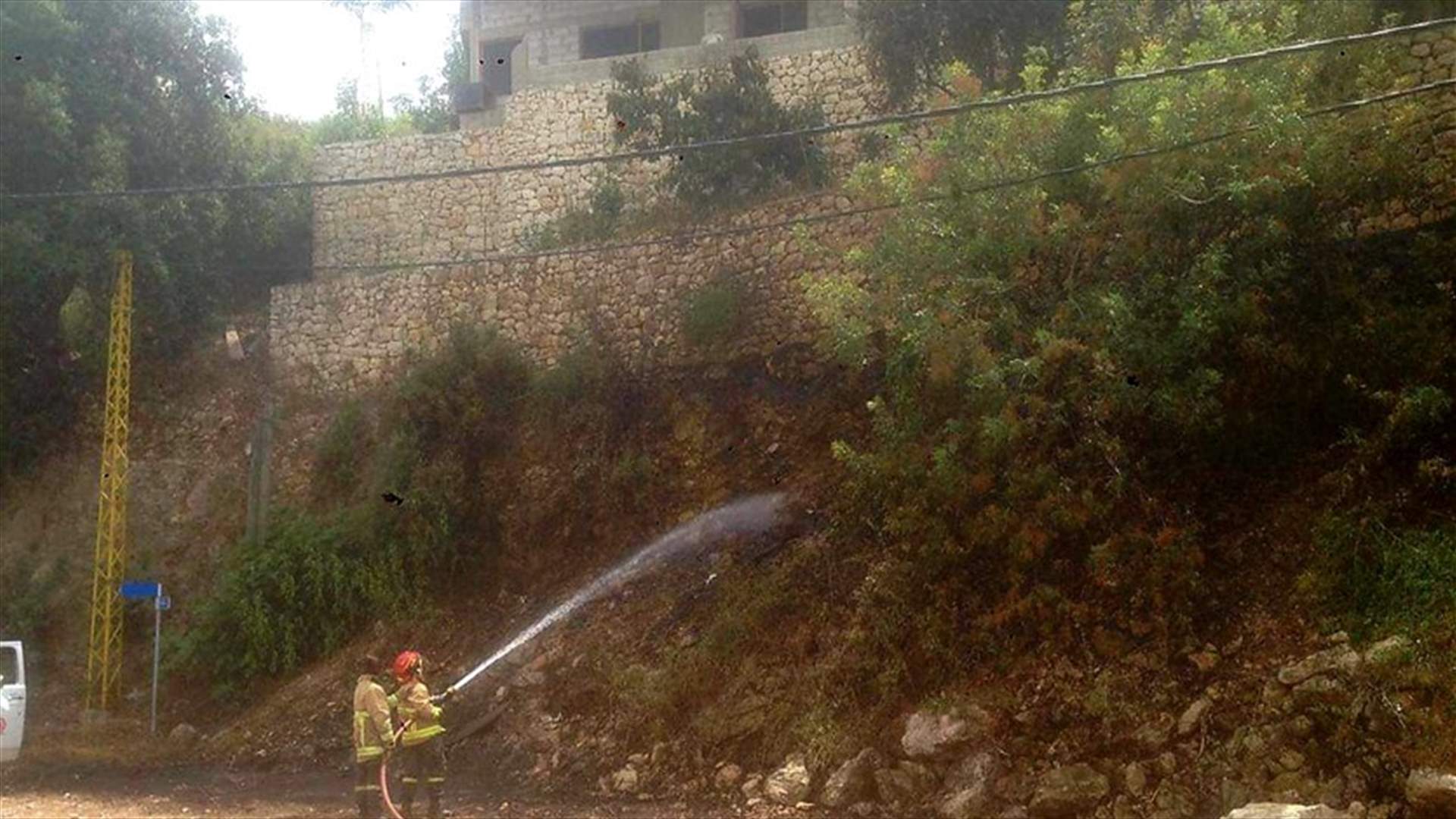 إخماد حريق أعشاب وأشجار في فتقا كسروان