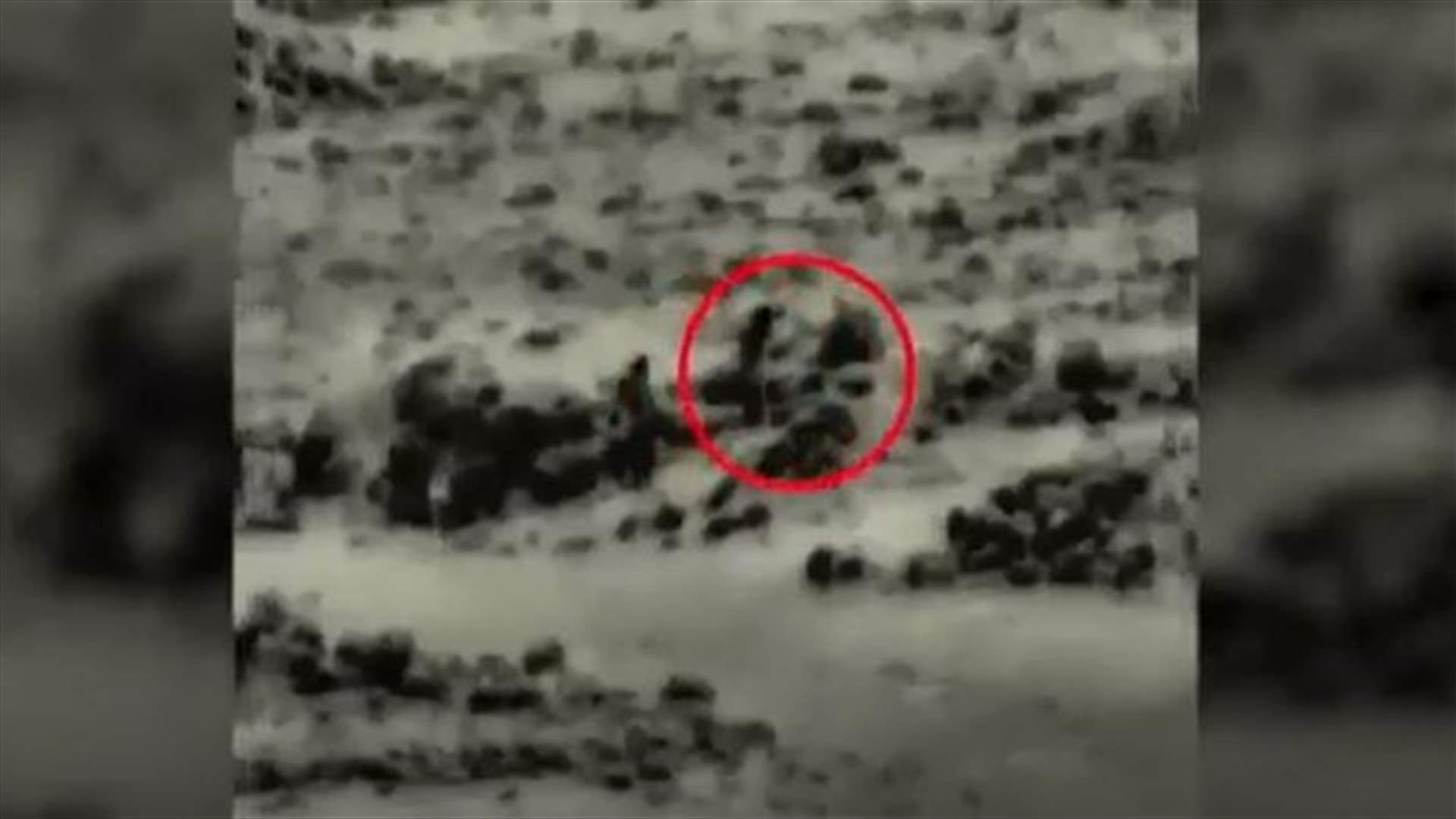 لحظة رصد الجيش الاسرائيلي ٤ عناصر زرعوا عبوة ناسفة قرب موقع عسكري على الحدود مع سوريا (فيديو)