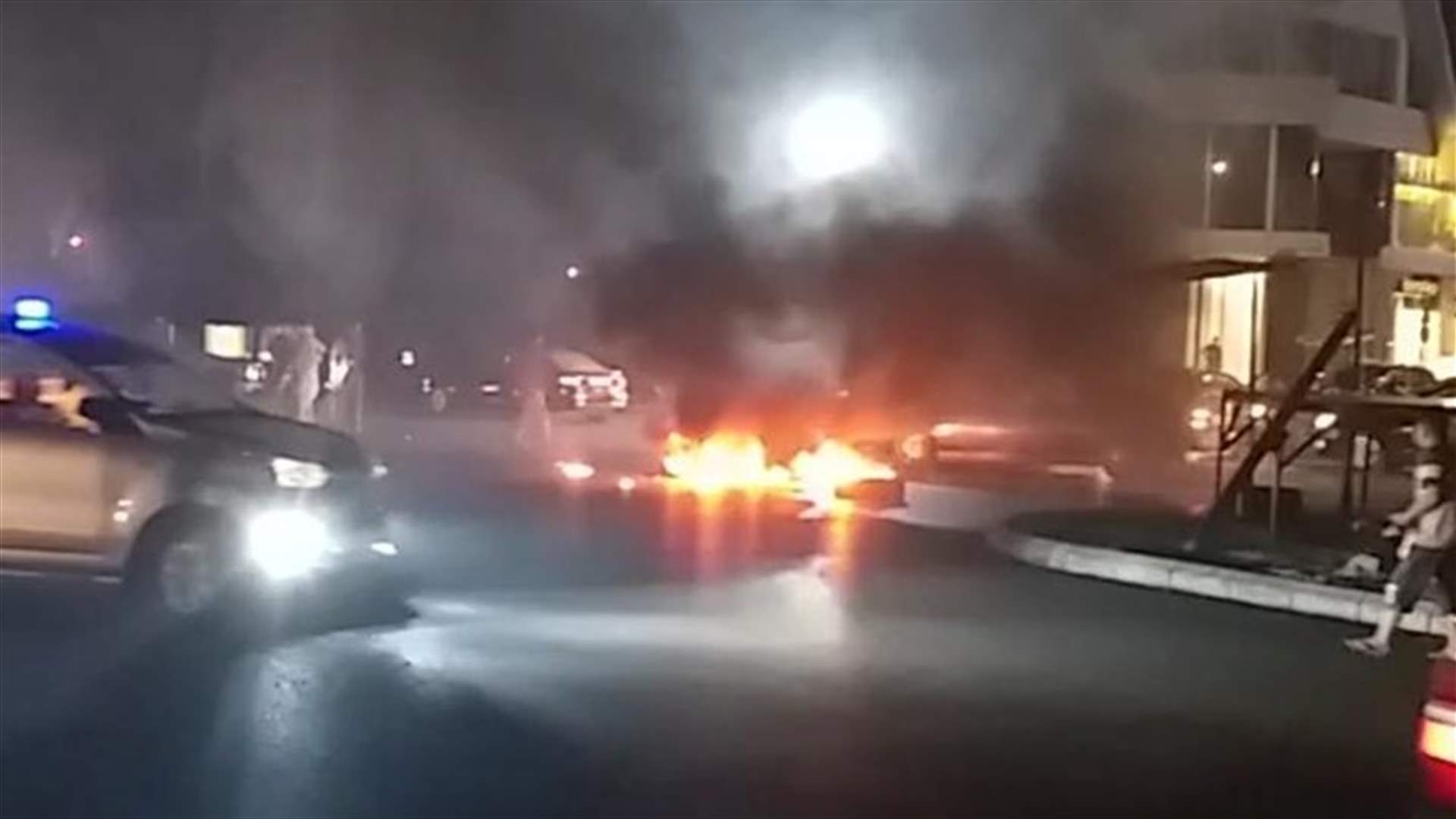 قطع الطريق عند ساحة ايليا بالاطارات المشتعلة