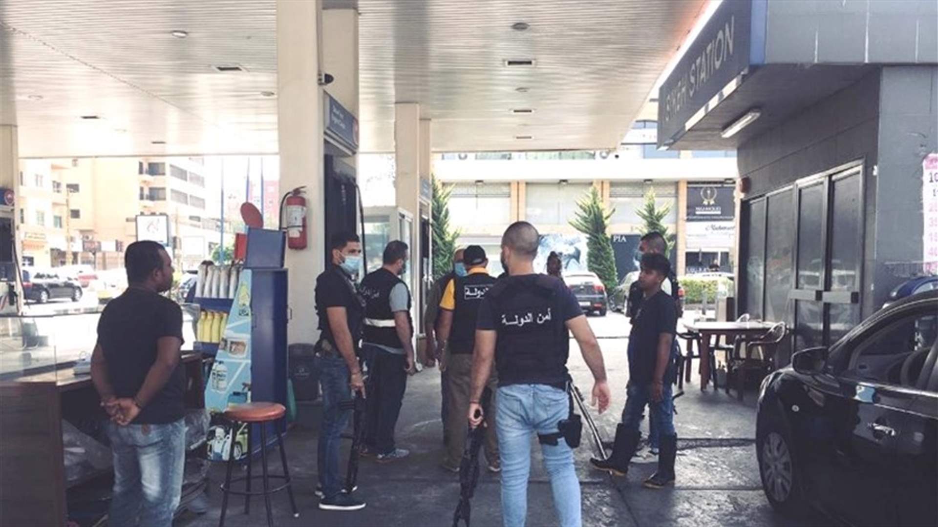جولة لعناصر امن الدولة على محطات الوقود في صيدا