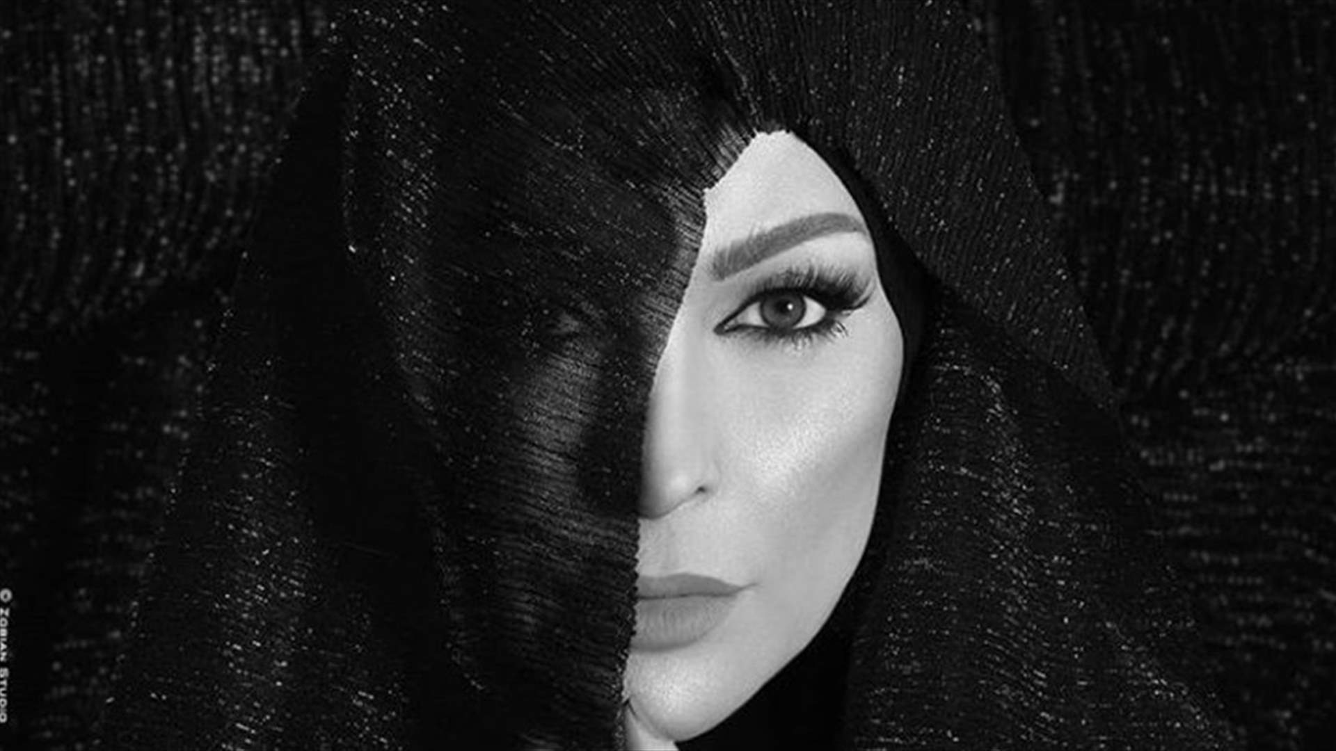 أمل حجازي تعلّم المحجّبات كيفية وضع الكمامة بطريقة سهلة (فيديو)