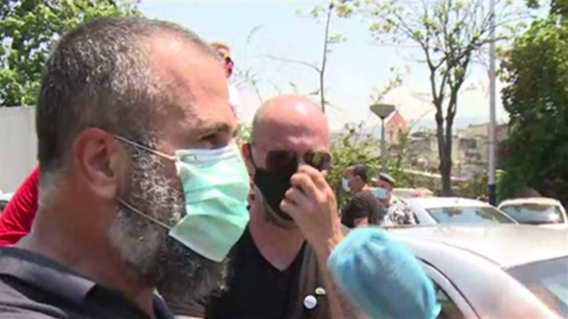 فيديو لمحاولة توقيف الناشط واصف الحركة امام وزارة الطاقة