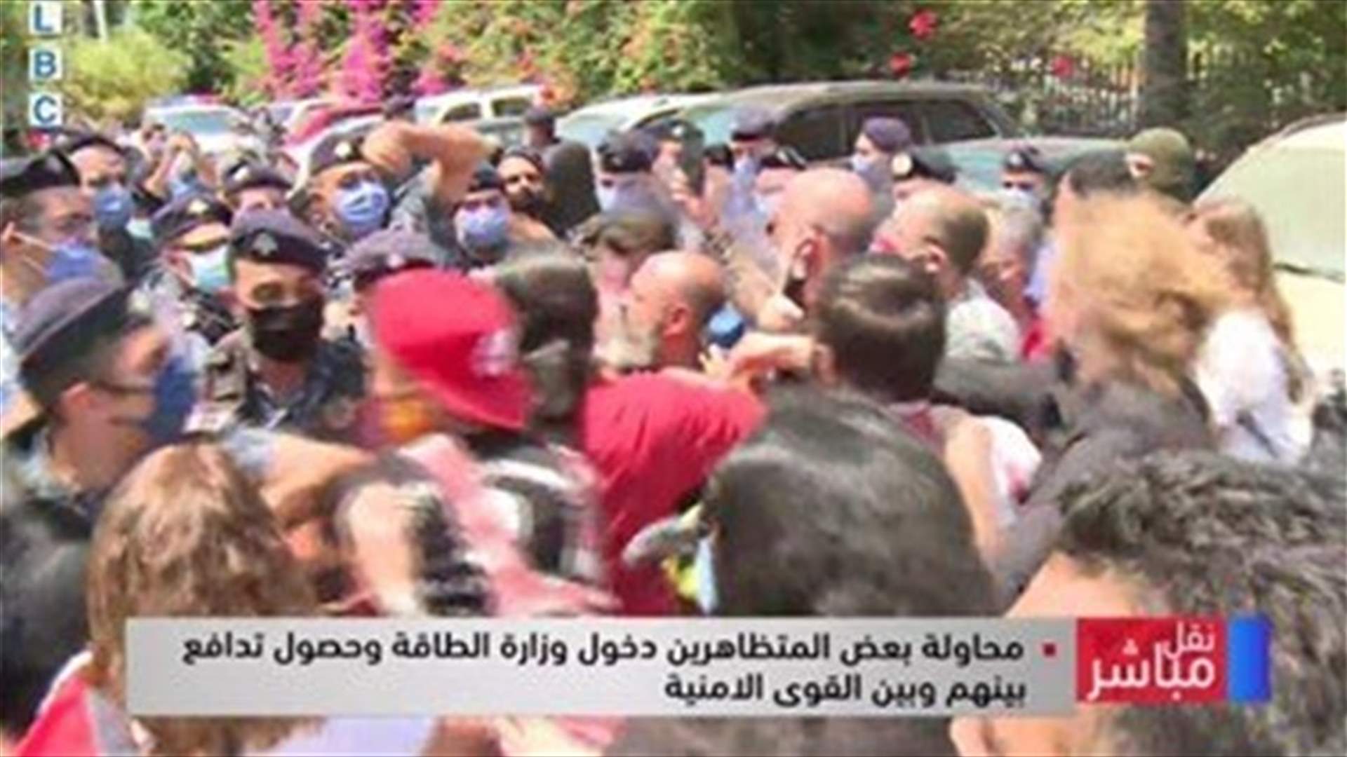 Security forces scuffle with protesters outside Energy Ministry-[VIDEO]
