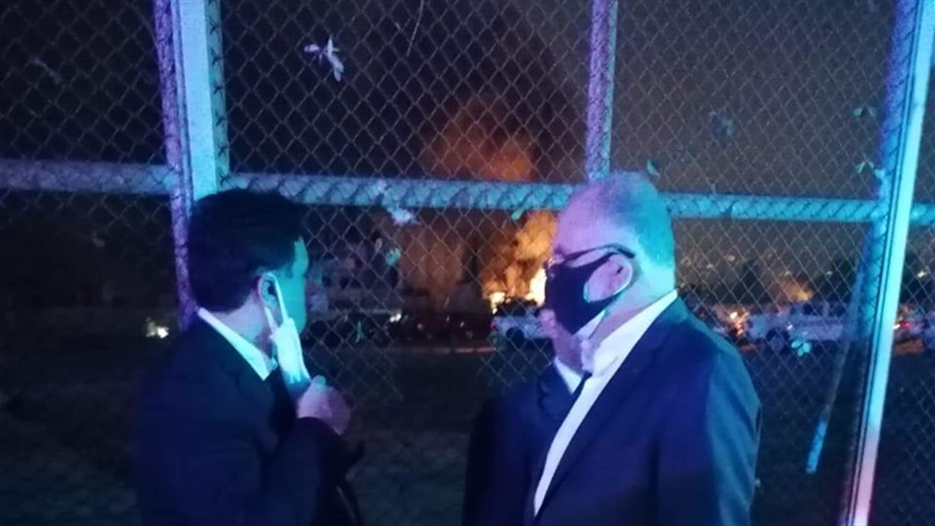 رئيس الحكومة ووزير الداخلية يعاينان مكان الانفجار في المرفأ (فيديو)