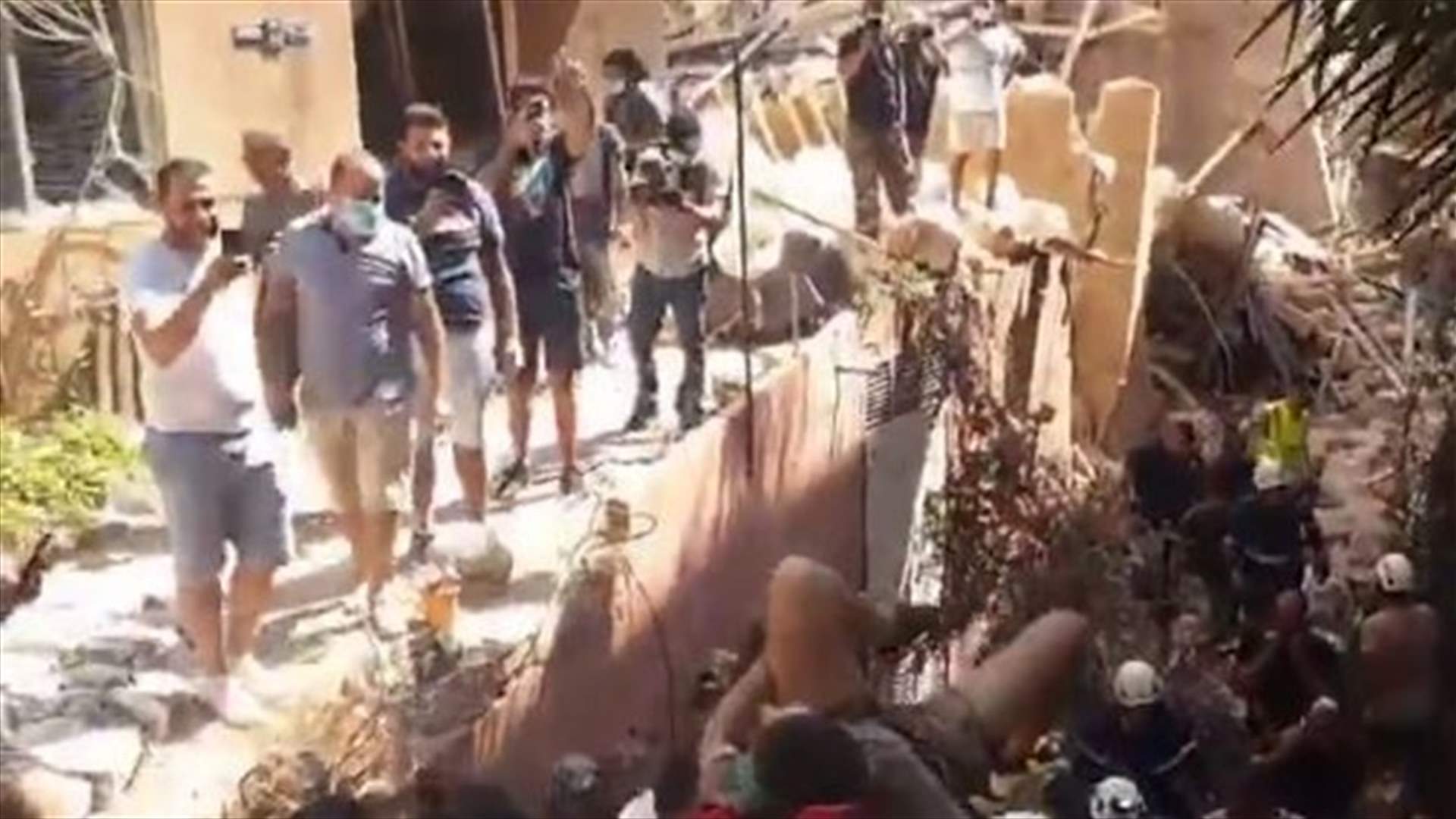 Man pulled out alive from under the rubles-[VIDEO]