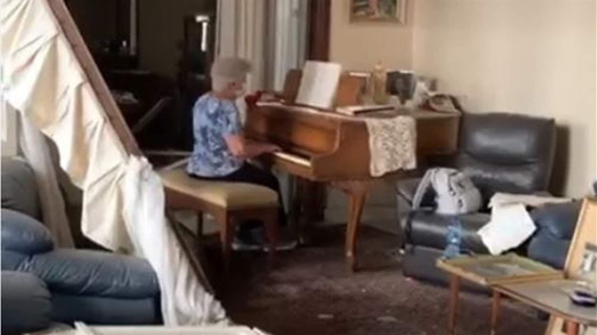 "الحياة المنبعثة من بين الركام"... سيّدة تعزف على البيانو وسط الدّمار بعد انفجار بيروت (فيديو)