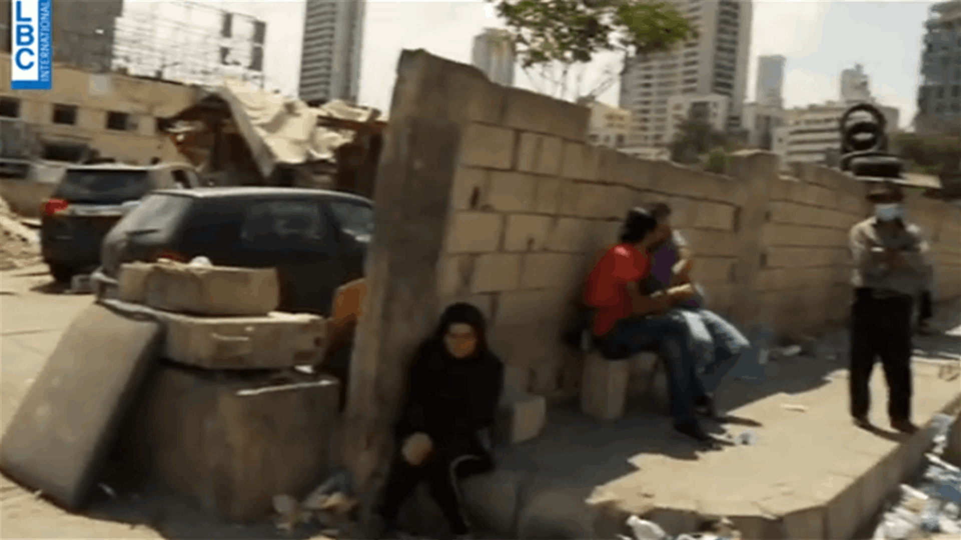 عدد من عائلات المفقودين حضر الى محيط مرفأ بيروت بحثاً عن أقاربهم (فيديو)