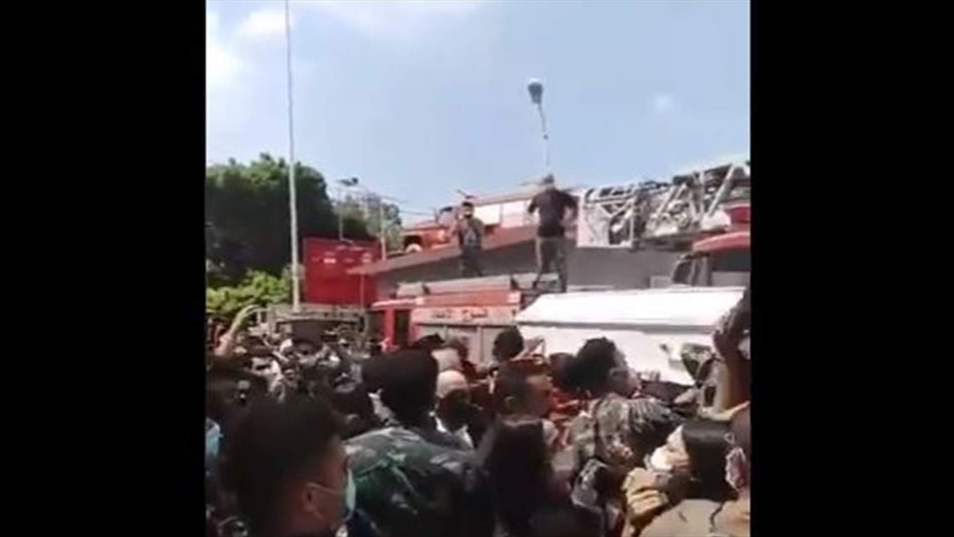 فوج اطفاء بيروت كرّم المسعفة الشهيدة سحر فارس امام مقر الفوج (فيديو)