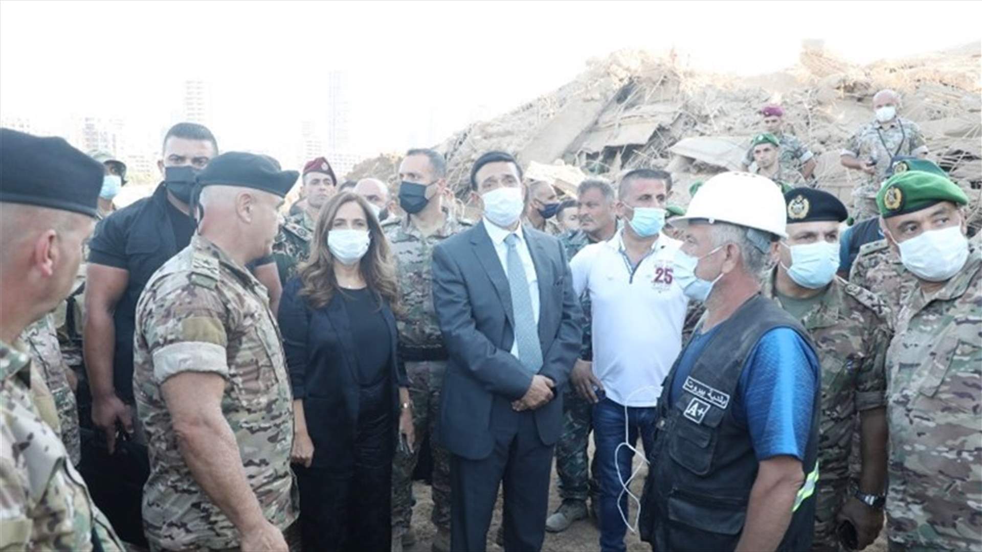 نجار وعكر تفقدا مرفأ بيروت وعادا الجرحى في المستشفى العسكري