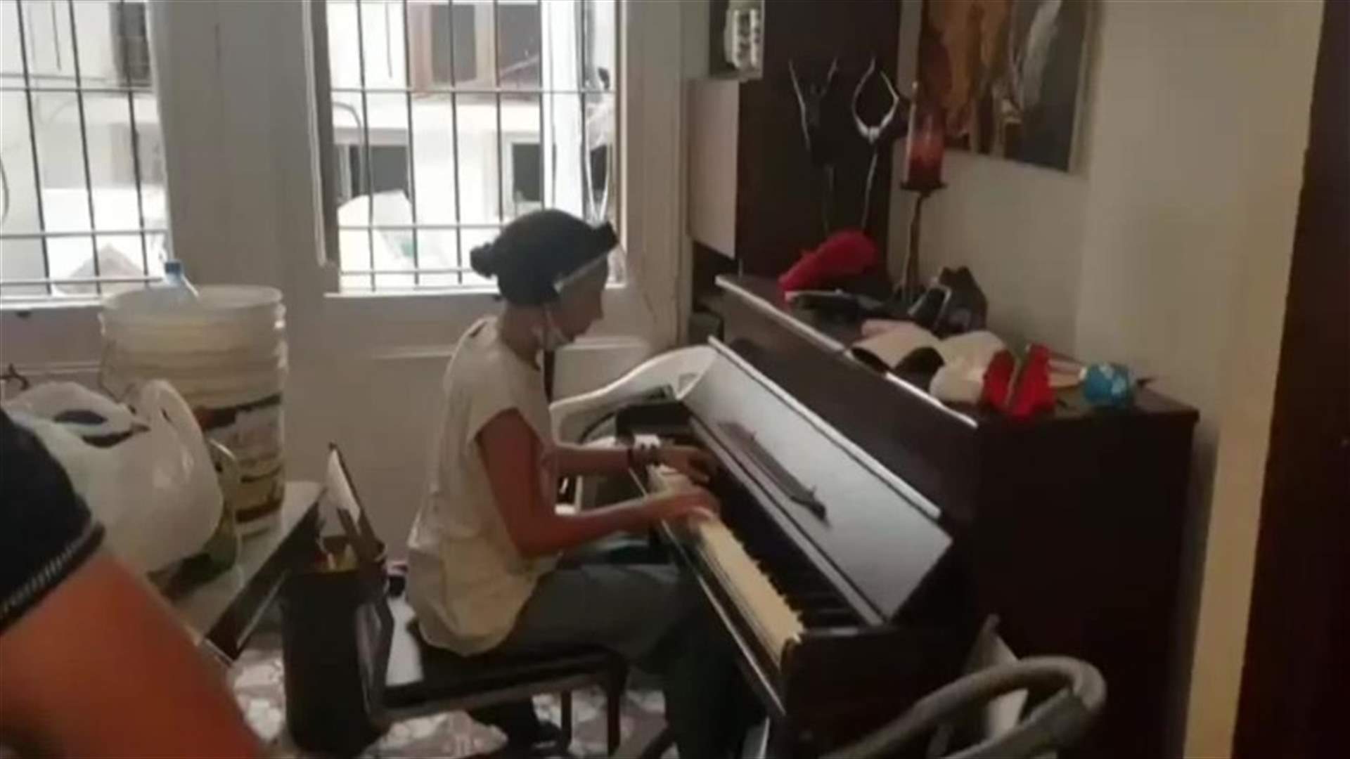 صوت الأمل من داخل شقّة مدمّرة في الجميزة... شابة تعزف على البيانو وسط الركام (فيديو)