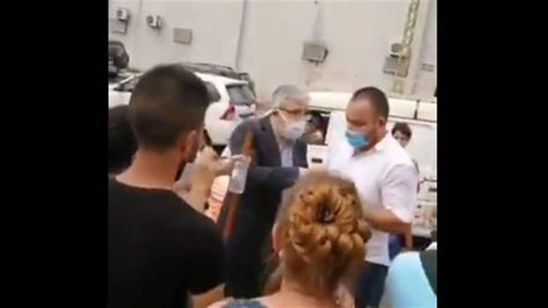 متظاهرون يجبرون وزير التربية على المغادرة بعدما حاول تنظيف أحد المواقع في بيروت (فيديو)