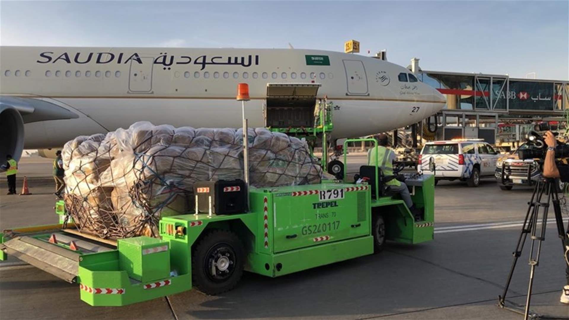 بخاري في استقبال طائرتي مساعدة سعوديتين: نحن دائما إلى جانب لبنان ونسعى إلى أمنه واستقراره