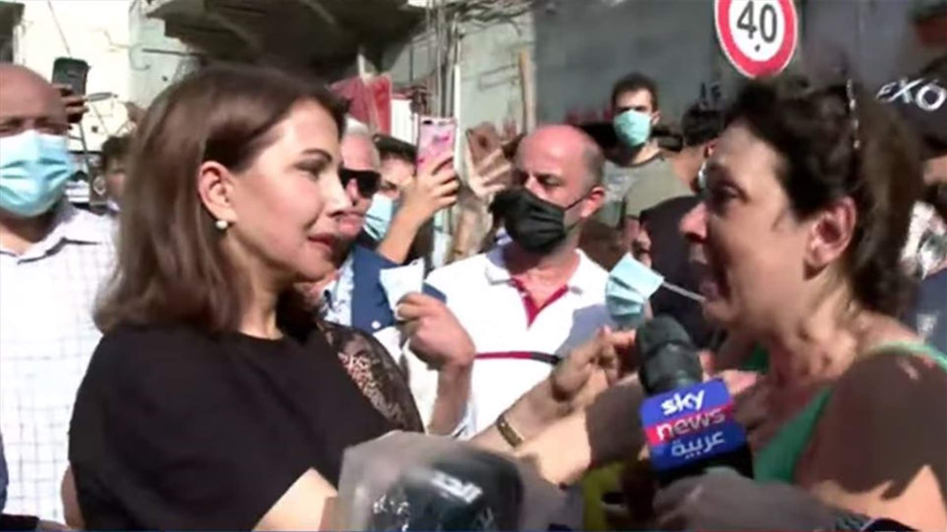 ماجدة الرومي تواسي سيدة باكية في أحد شوارع بيروت بمشهد يدمي القلوب (فيديو)