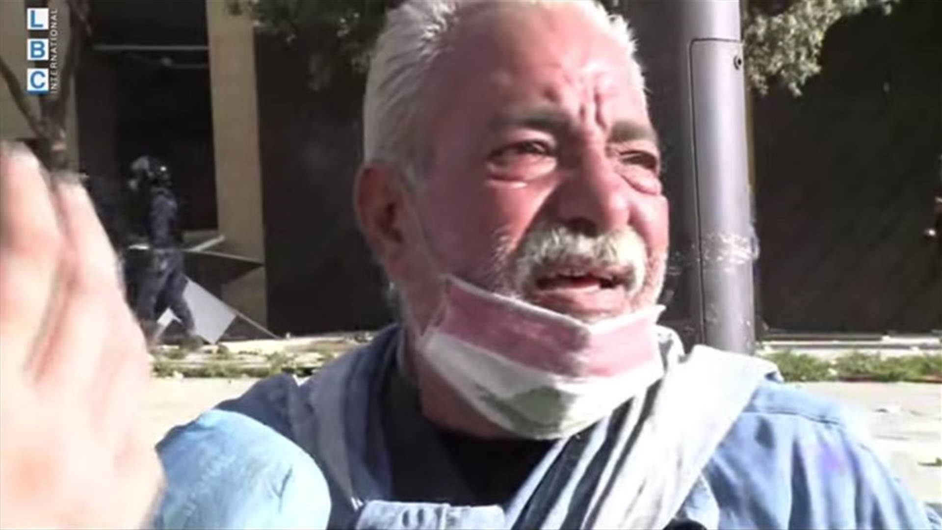 رسالة سلام من رجل موجوع في بيروت... وقف تحت الحجارة ليفصل بين الشعب والقوى الأمنية! (فيديو)