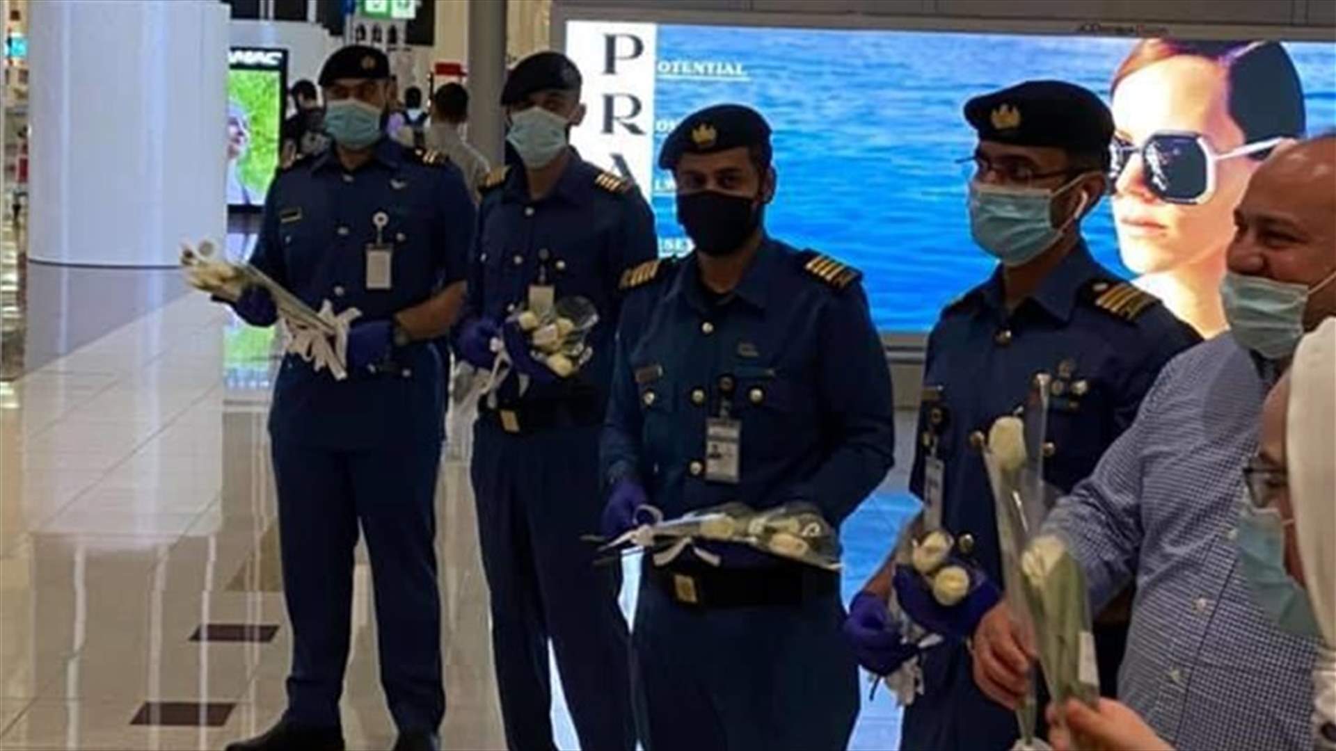 &quot;نرحّب بكم في منزلكم&quot;... الإمارات تستقبل اللبنانيين في مطار دبي بالورود البيضاء وتمنيات السلامة (صور)