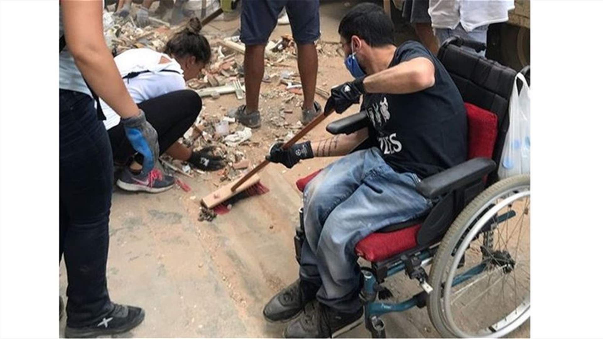 شاب على كرسي متحرّك يساعد بيروت على لملمة جراحها... حمل المكنسة لينظّف الشوارع (فيديو)