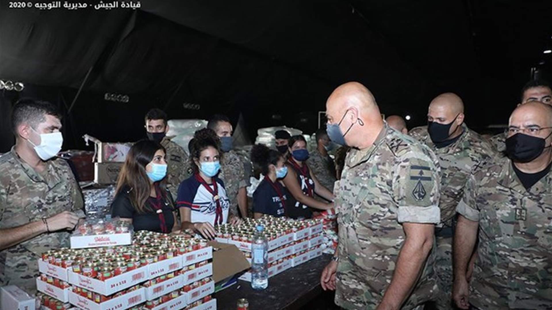 قائد الجيش تفقّد مركز توضيب المساعدات الغذائية في البيال