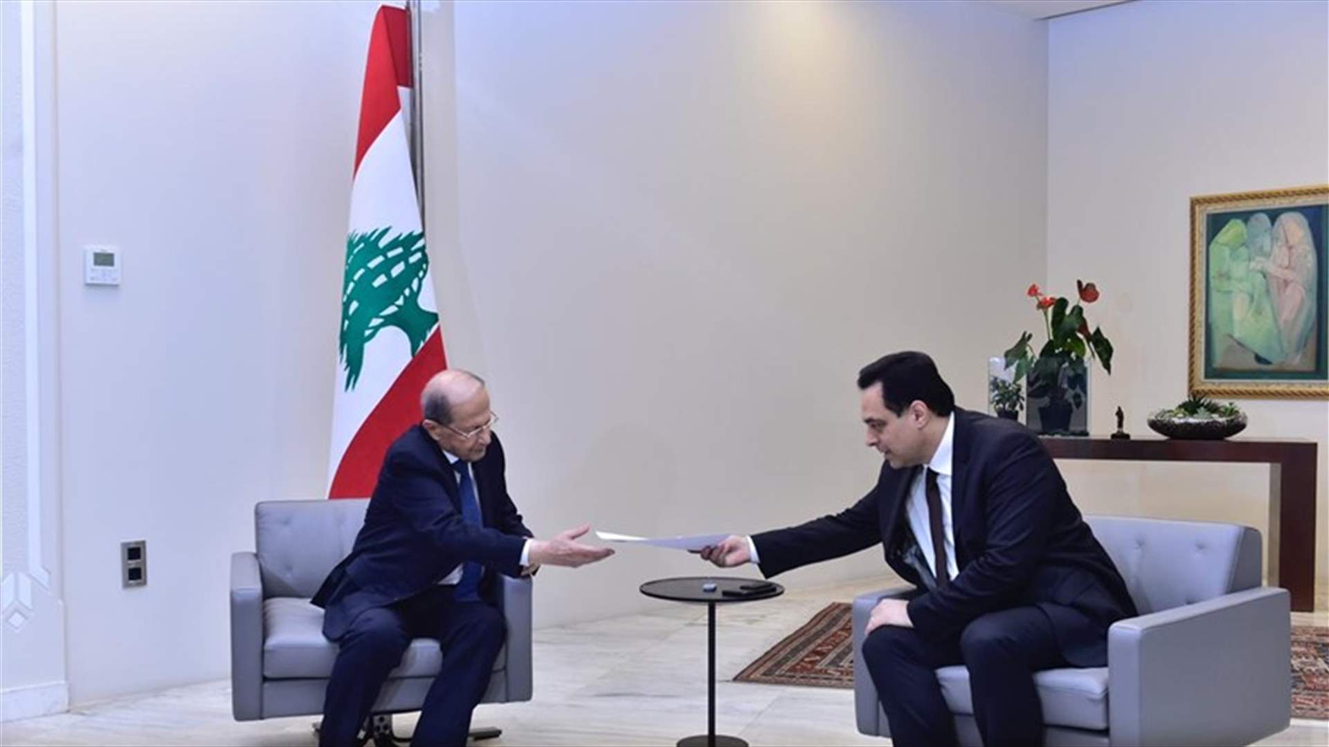 الرئيس عون تسلم من دياب كتاب استقالة الحكومة (صورة)