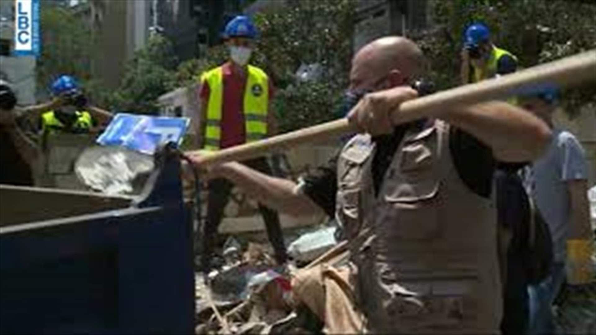 مدير ​الوكالة الأميركية للتنمية الدولية شارك بإزالة الركام في مار مخايل: مساعداتنا لا تمر عبر الحكومة (فيديو)