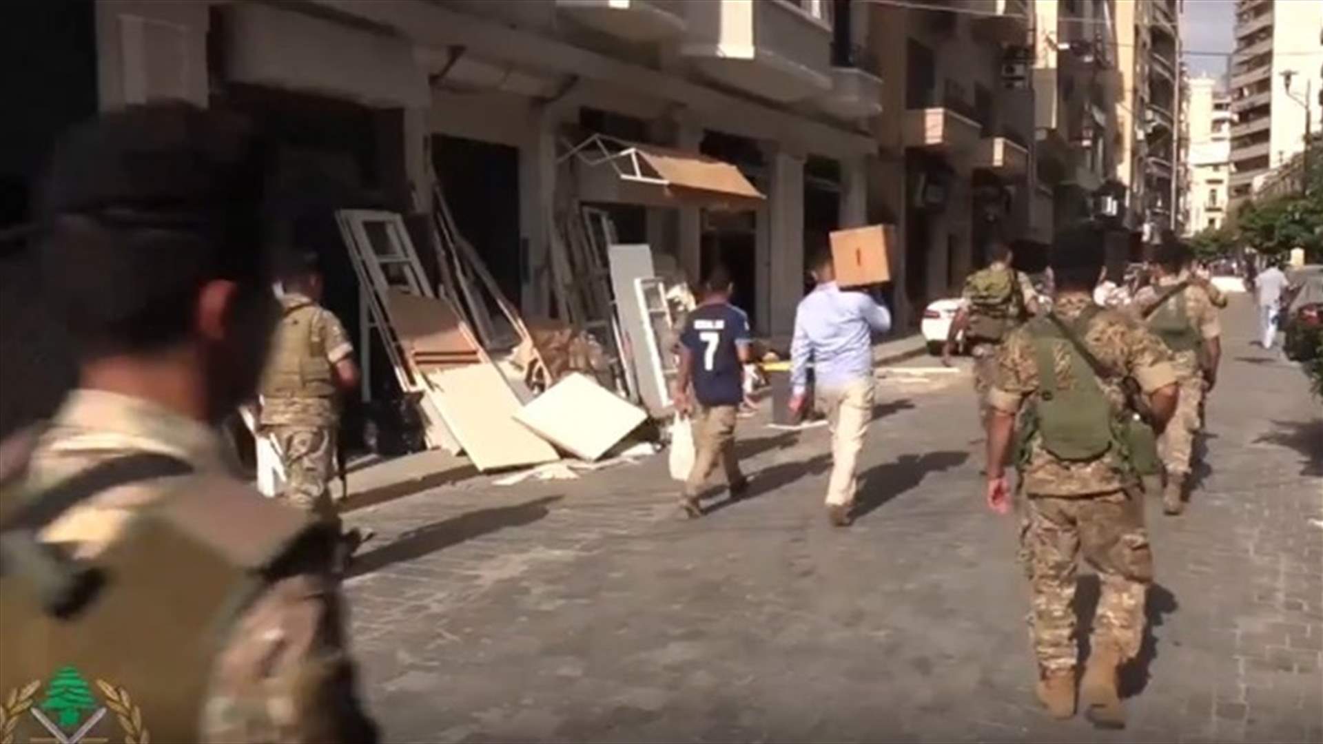 الجيش يسيّر دوريات راجلة في المناطق المتضررة جرّاء الانفجار لحفظ الامن (فيديو)