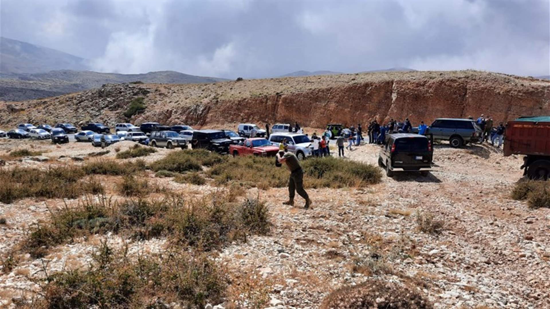 مواد كيميائية تنقل من معمل الزوق لجرود عيون السيمان لتلفها... والاهالي يحتجون