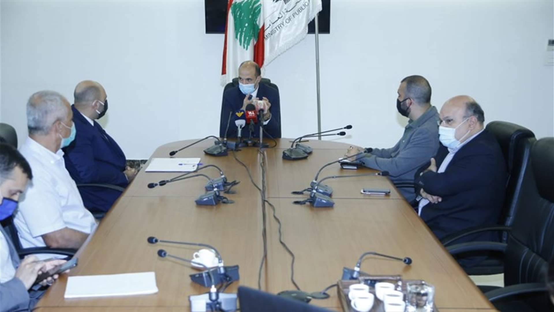 بعد الانفجار... توصيات بوضع الكمامة واستخدام المياه لتنظيف الغبار