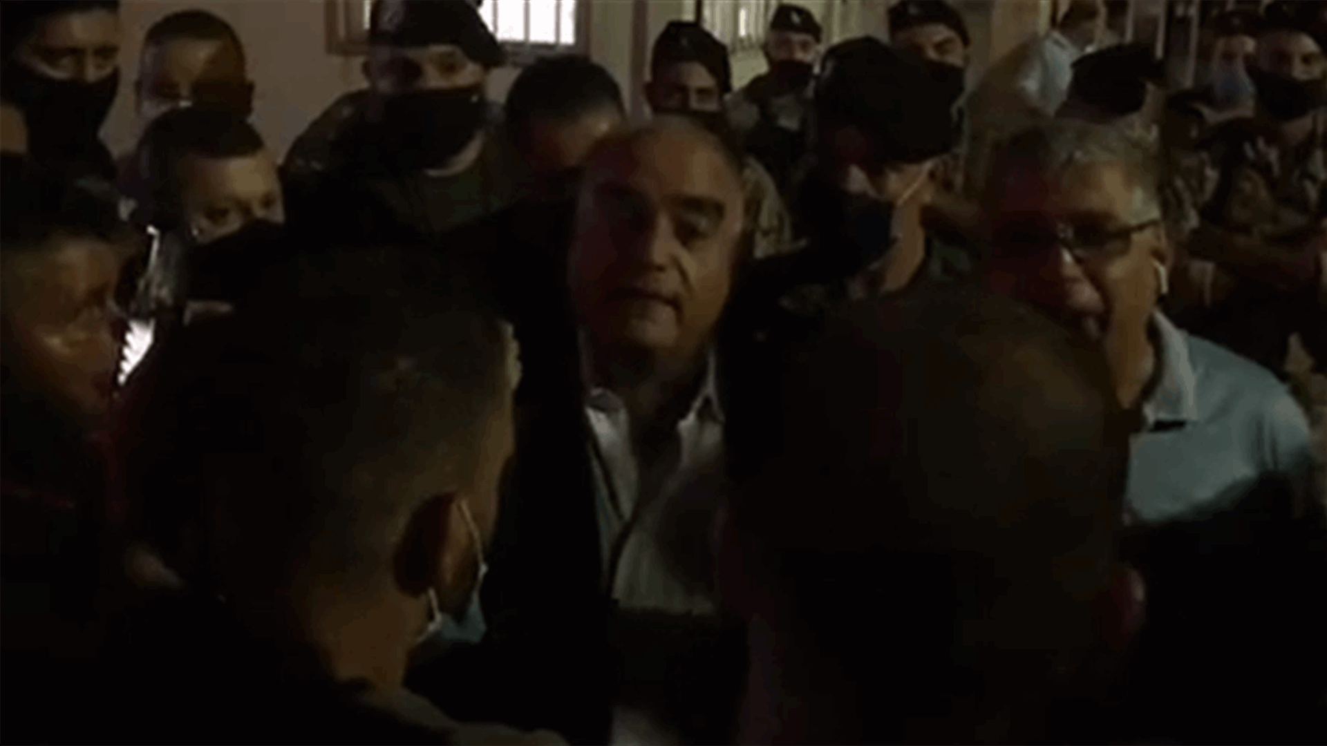 تجمع أمام معمل الزوق الحراري اعتراضا على عودة شاحنة الامونيوم من كفرذبيان الى المعمل (فيديوهات)