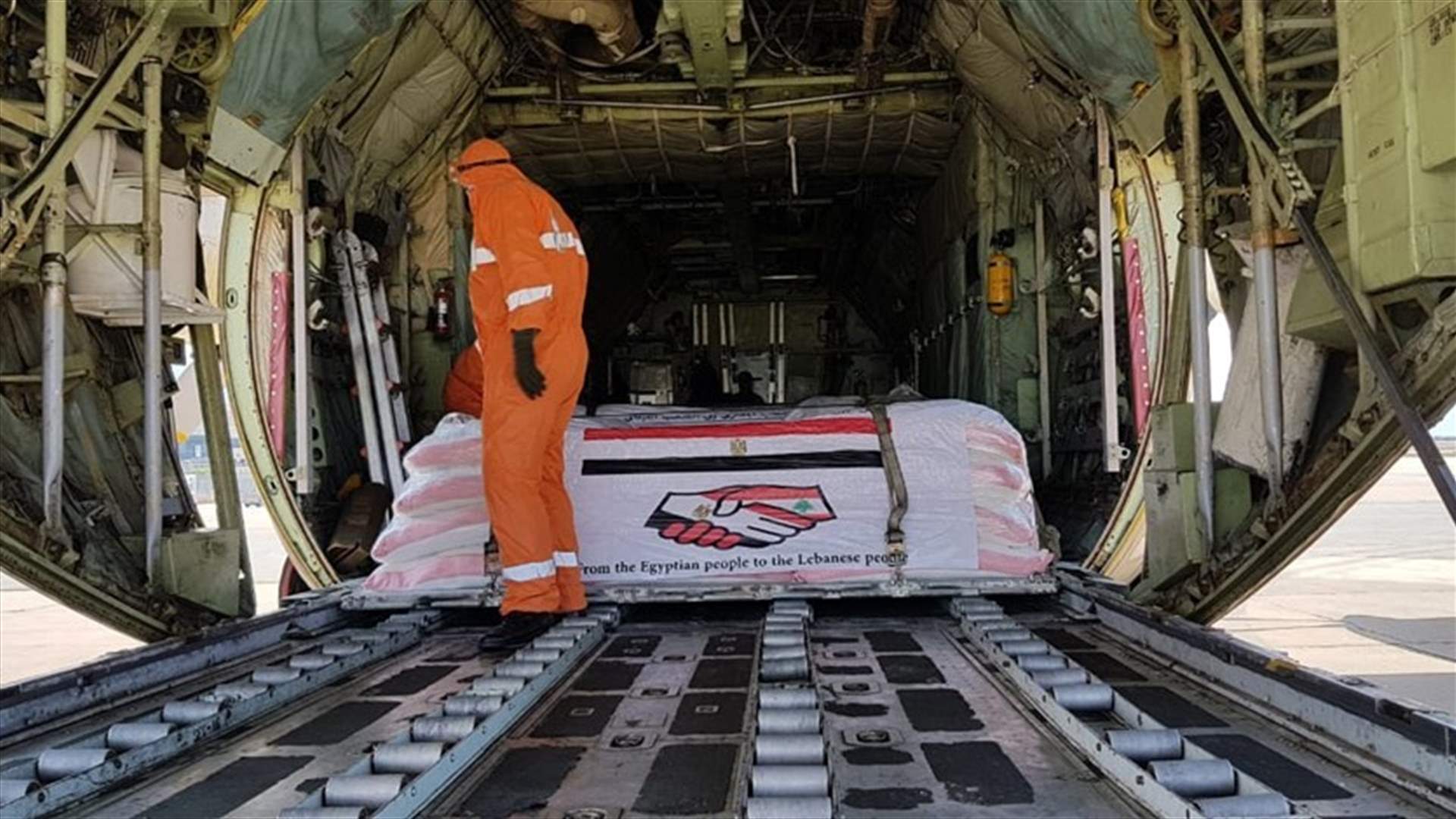 الجيش تسلّم 14 طناً من الطحين من مصر ونحو 5 اطنان من المساعدات الطبية من المانيا (صورة)