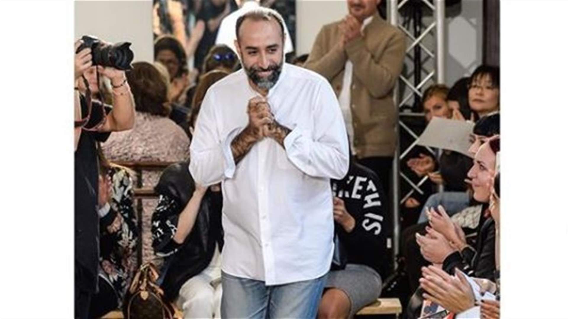 صرخة للمصمّم ربيع كيروز بعد إصابته في إنفجار بيروت (صورة)