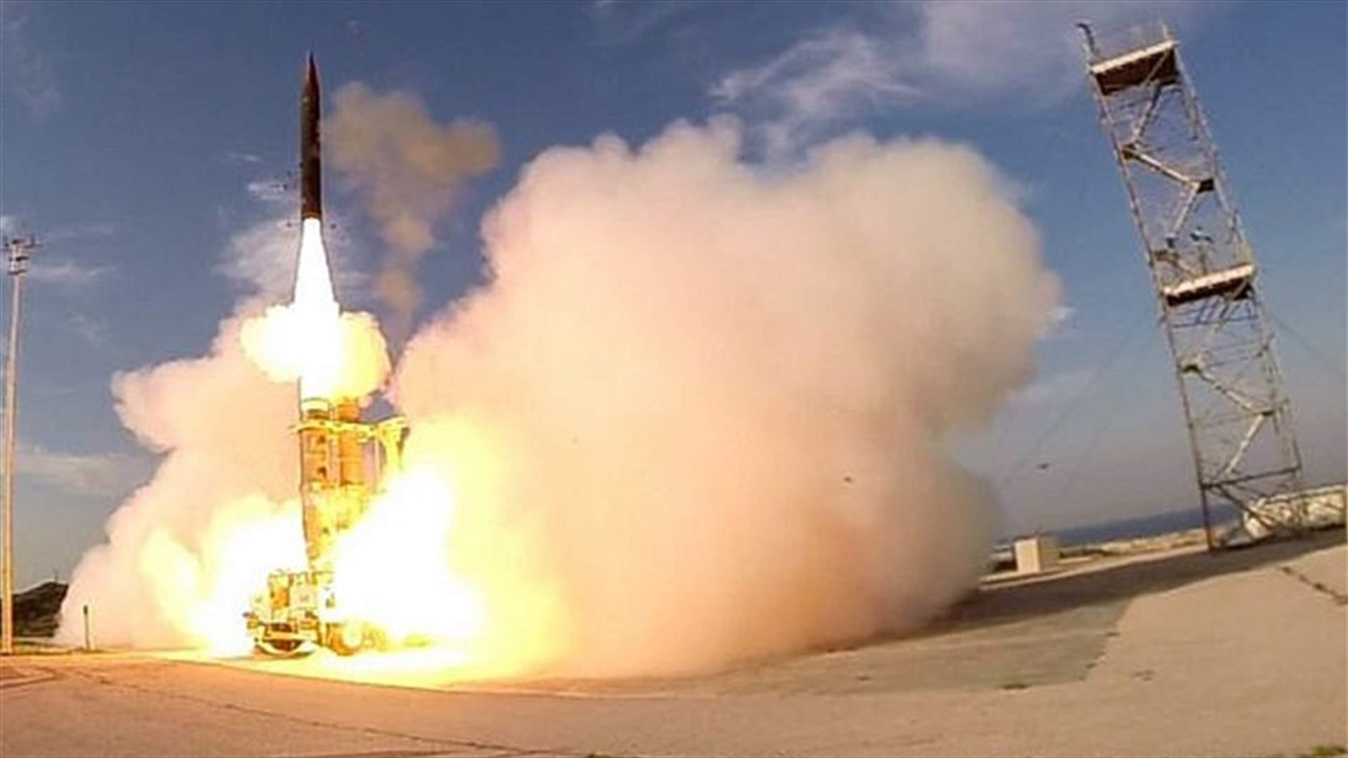 اسرائيل تختبر صاروخا بالستيا فوق المتوسط