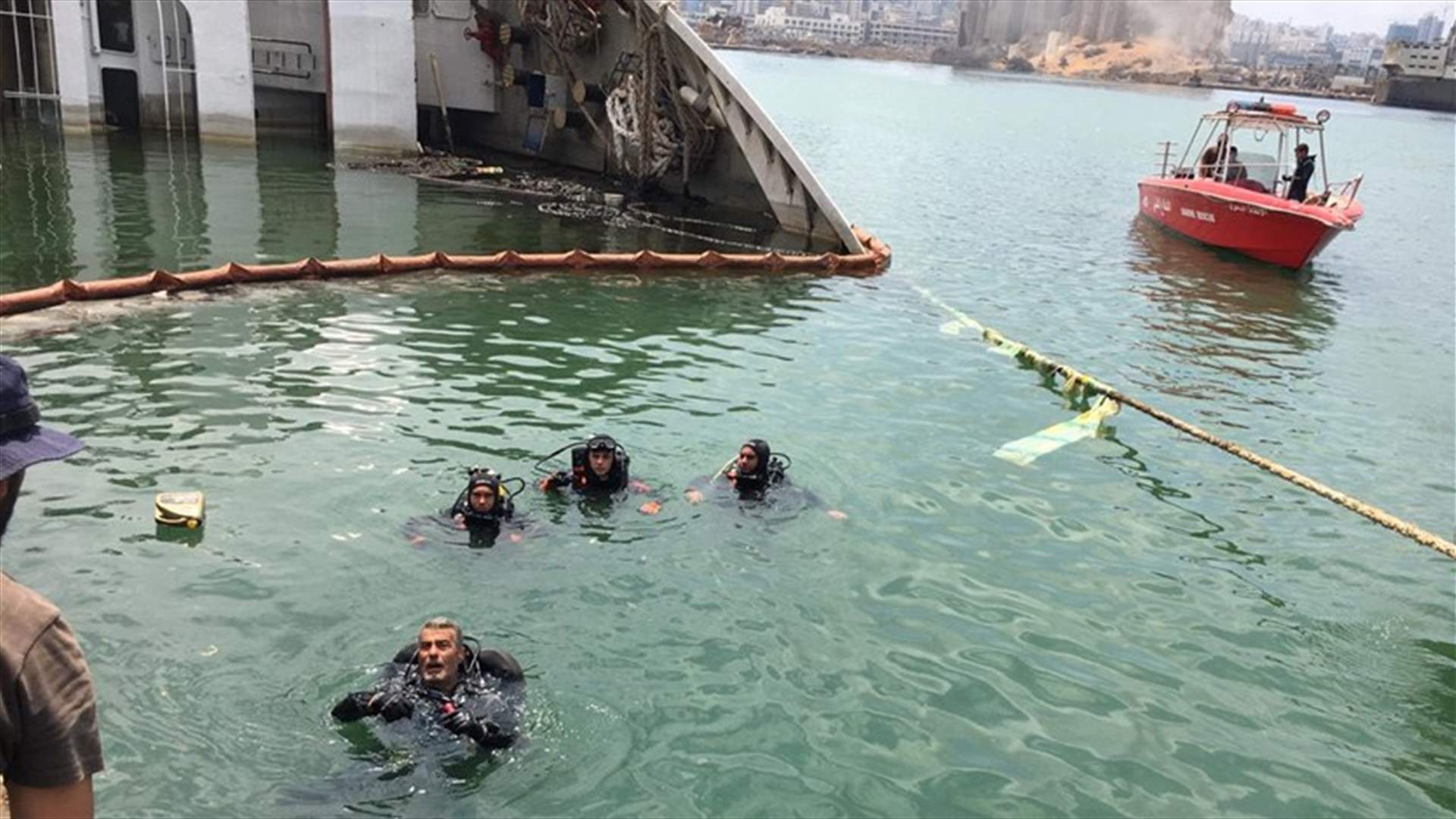 انتشال جثة من داخل سيارة من البحر قبالة مرفأ بيروت (صور)