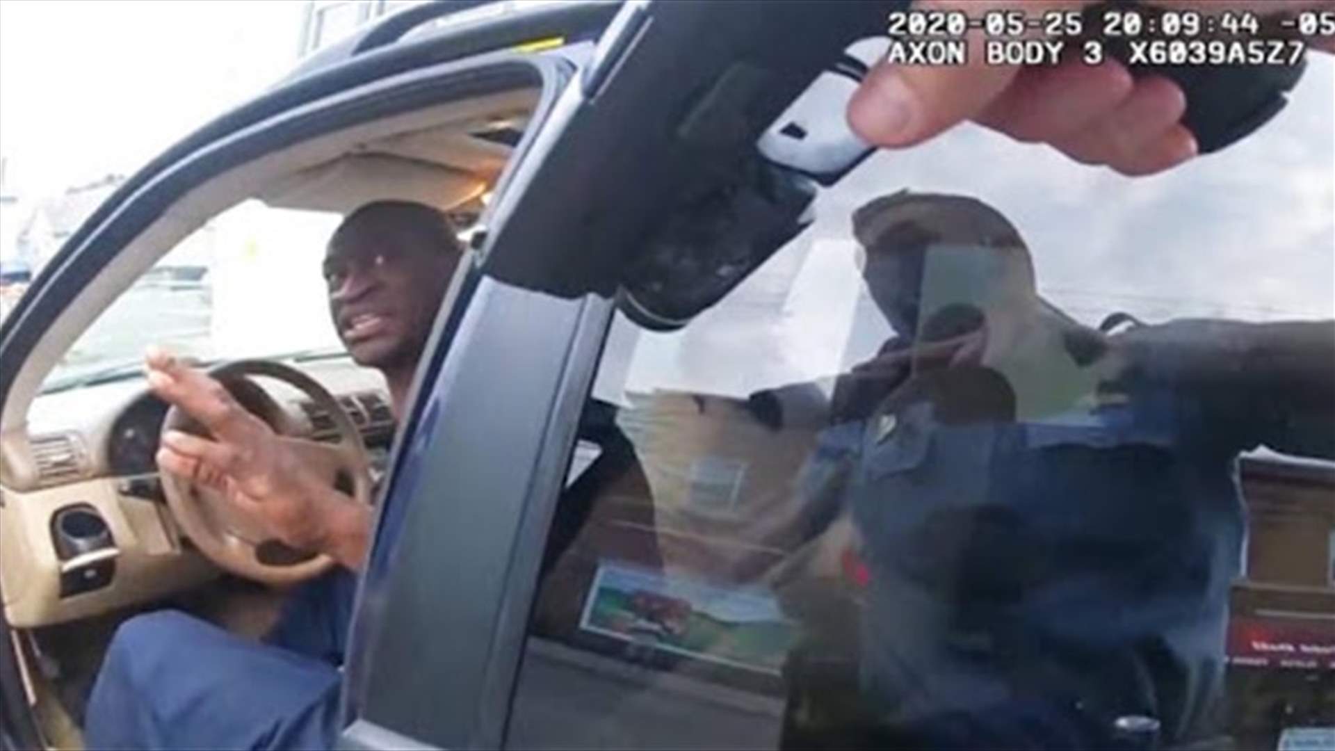 لقطات جديدة من كاميرا الشرطة تظهر صراع جورج فلويد قبل وفاته