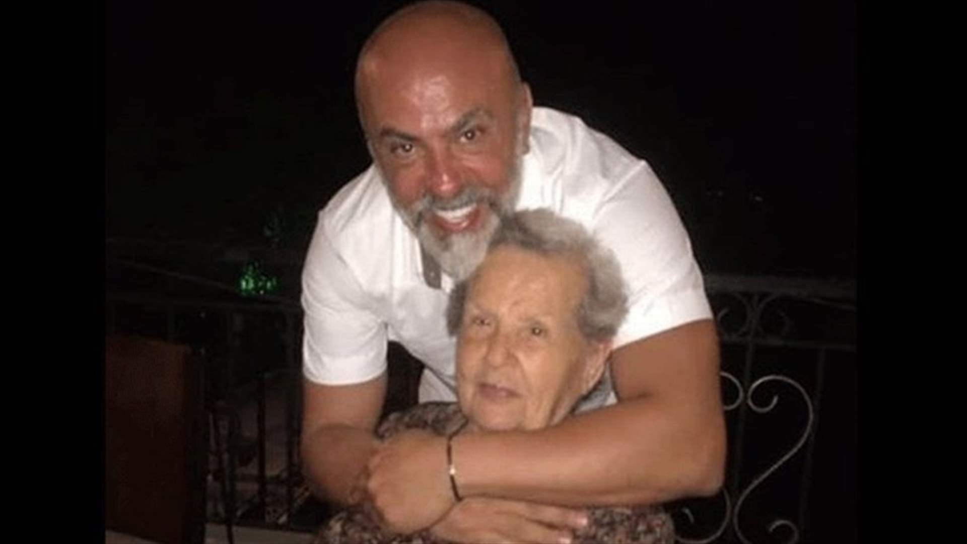 بعد انتصارهما على كورونا... وجيه صقر يعايد والدته (صورة)