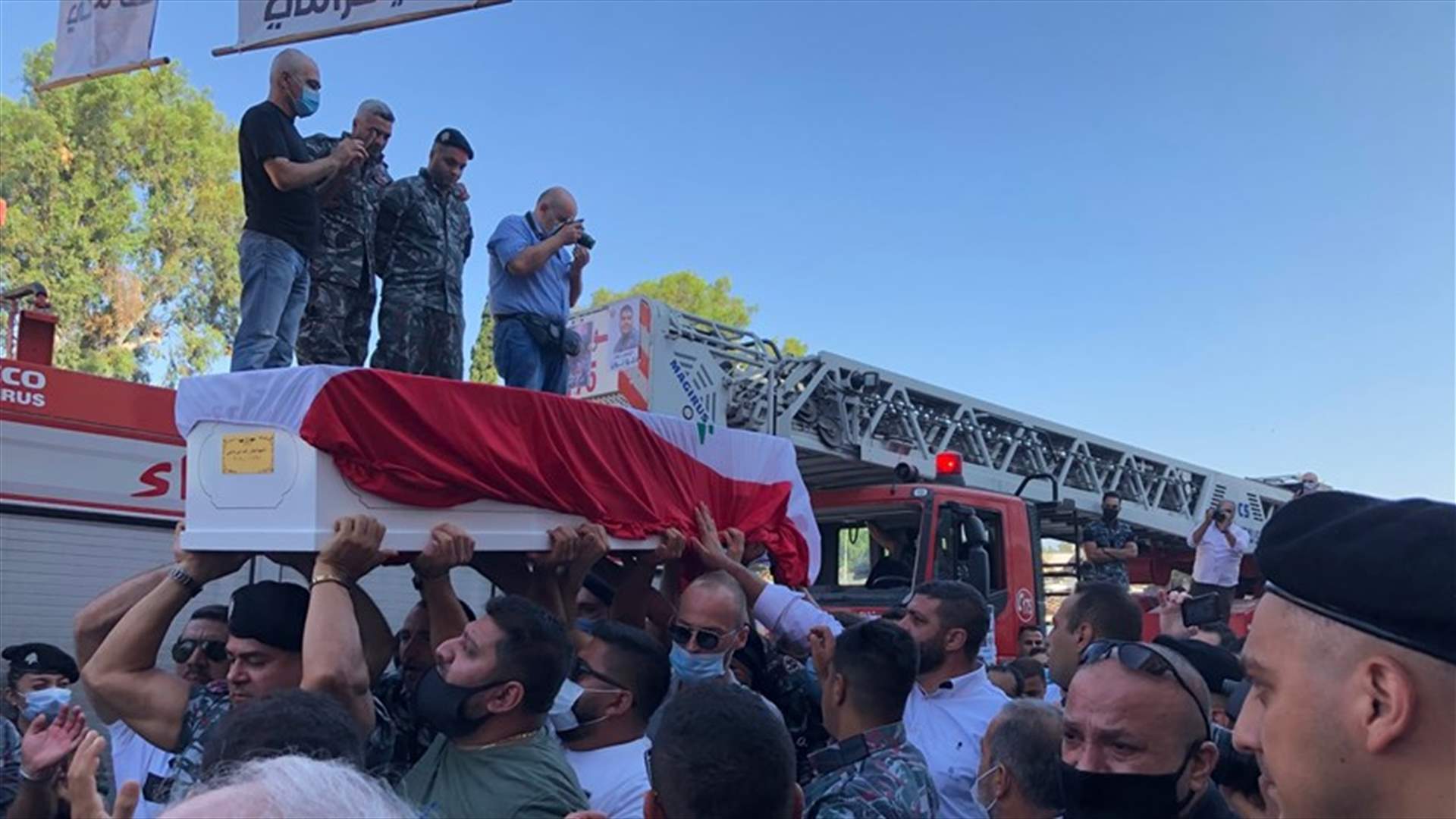 فوج اطفاء بيروت لا يزال يودع رفاقه... والبحث لا يزال جاريا عن 3 شهداء