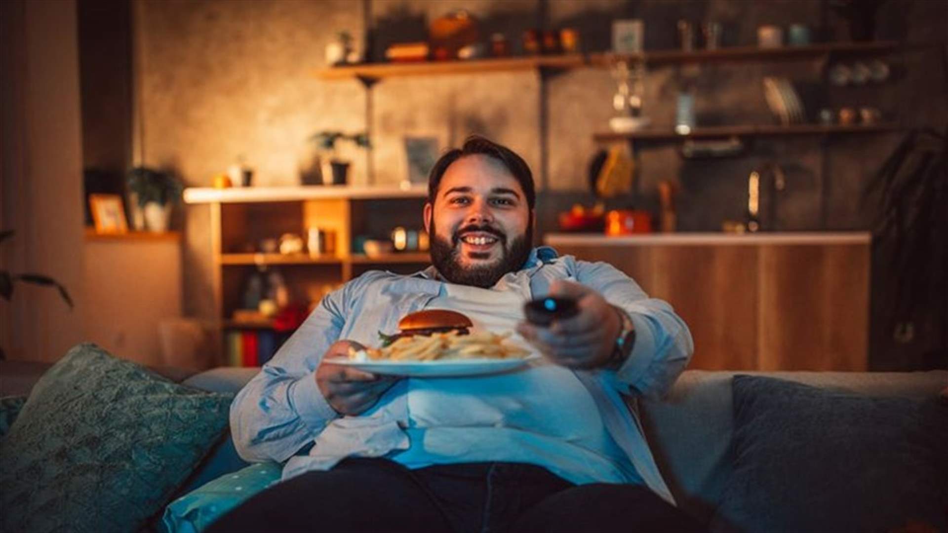 لهذا السّبب... لا تتناولوا الطعام أمام التلفاز في حال كنتم تحاولون إنقاص وزنكم