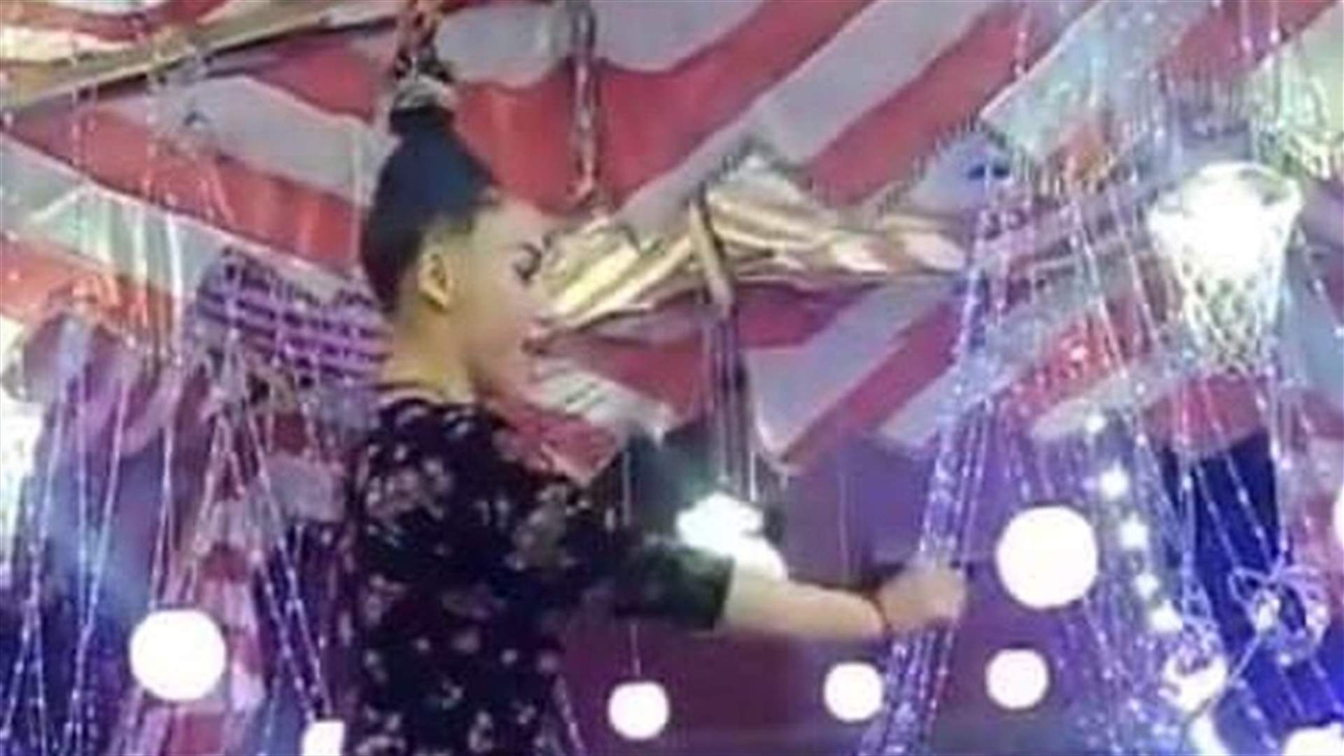 معلقة من شعرها... فتاة مصرية تقدم وصلة رقص "في الهواء" (فيديو)