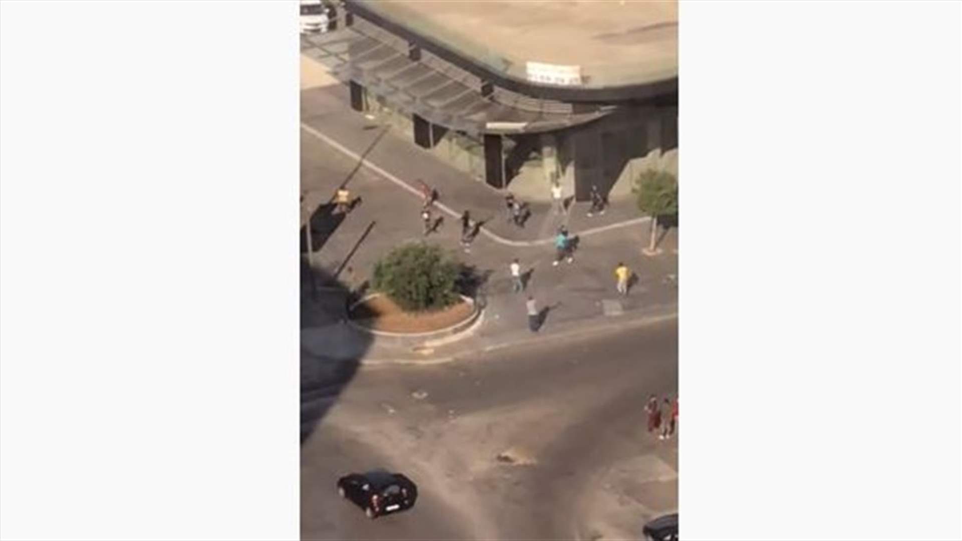 تضارب بالعصي ورشق بالحجارة بين عمّالٍ سوريين في سن الفيل (فيديو)