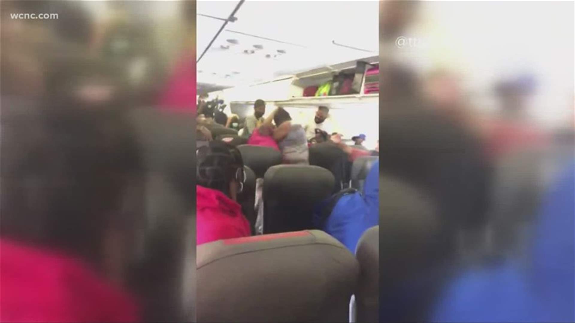 شجار عنيف على متن طائرة بسبب الكمامة... كيف انتهى؟