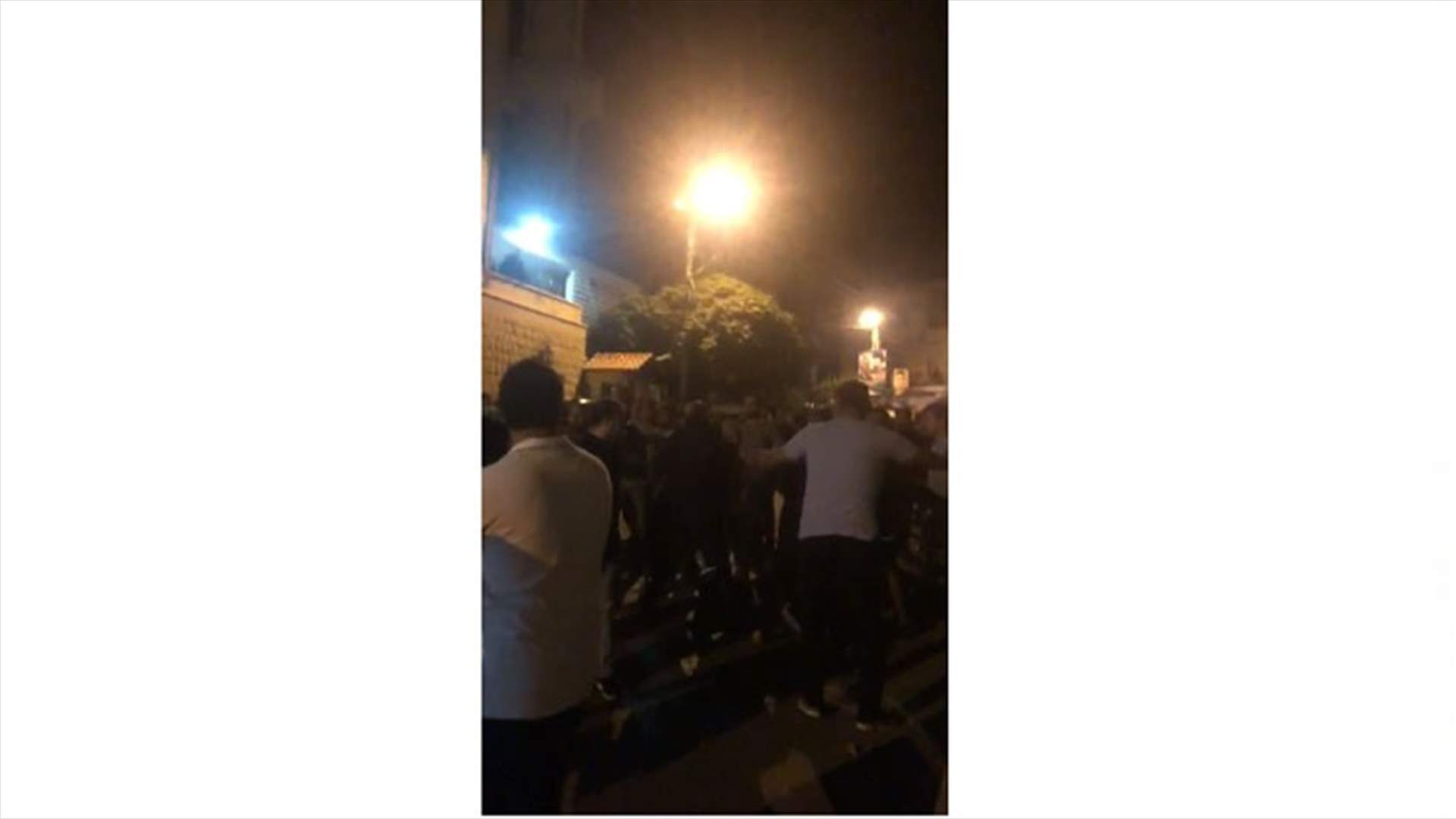 إطلاق نار واشتباكات بالعصي... اشكال في تعلبايا على خلفية تعليق راية عاشورائية (فيديو)