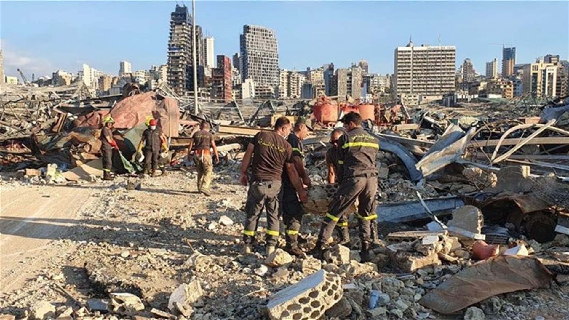 الدفاع المدني يؤكد استمرار البحث عن المفقودين في مرفأ بيروت... (صور)