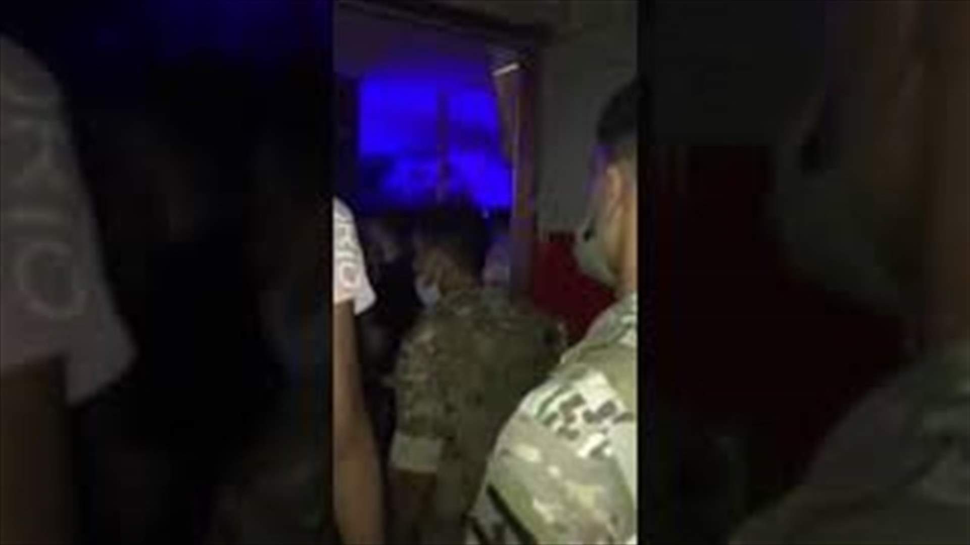 الجيش دهم محلا لألعاب التسلية في طرابلس لمخالفته قرار الإقفال (فيديو)