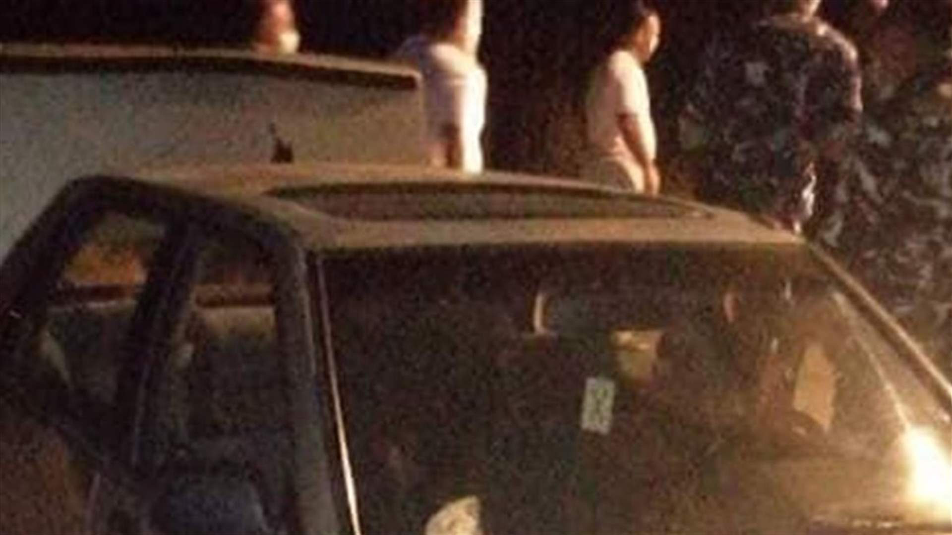 "المعلومات" تسلّمت موقوفاً من القوة المشتركة الفلسطينية بعد اشتباك فجراً معه... والاشتباه بضلوعه بجريمة كفتون (فيديو)